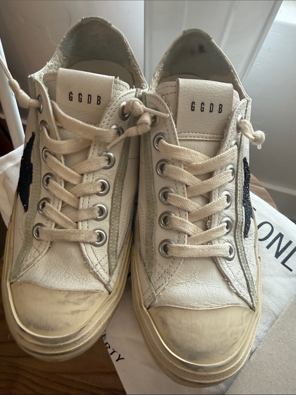 Golden Goose VSTAR2 Low-Top Sneakers in Off-White with Black Star - Picture 7 of 7